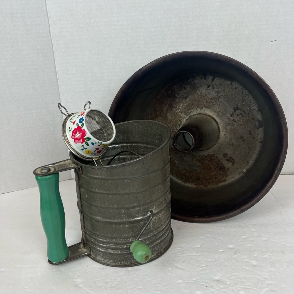 Collection of antique bakeware & kitchenware-prim,kitschy & cottagecore - Picture 7 of 12